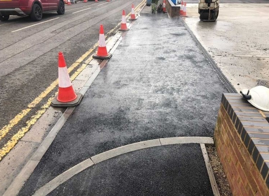 Test Valley Paving team carrying out driveway installation